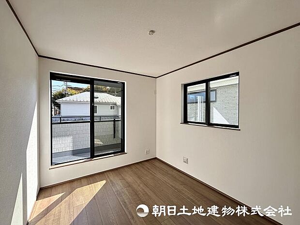 ＜洋室＞バルコニーに面した明るい洋室6帖です。