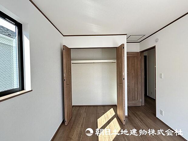<収納>各洋室にクローゼットがありお洋服をすっきりと収納できます。