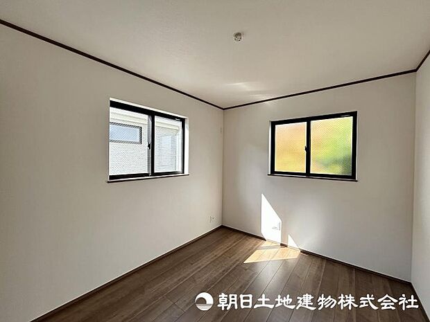 <洋室>2面採光の明るいお部屋が4部屋あります。