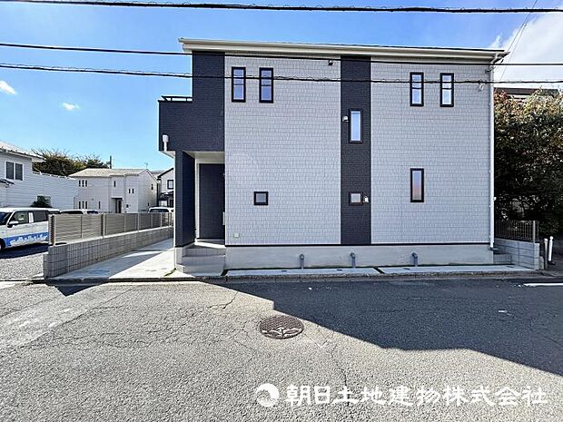 <外観>交通量の少ない幅員6m道路に面して車のすれ違いも楽にできます。