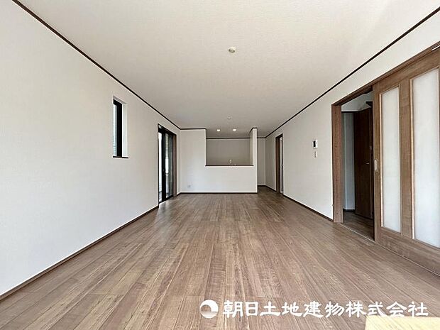 <ダイニング>対面キッチン前の広いダイニングスペースでお食事を召し上がっていただけます。