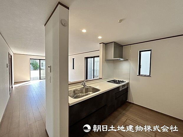 <キッチン>お料理中も家族で会話が弾む明るい対面キッチンです。