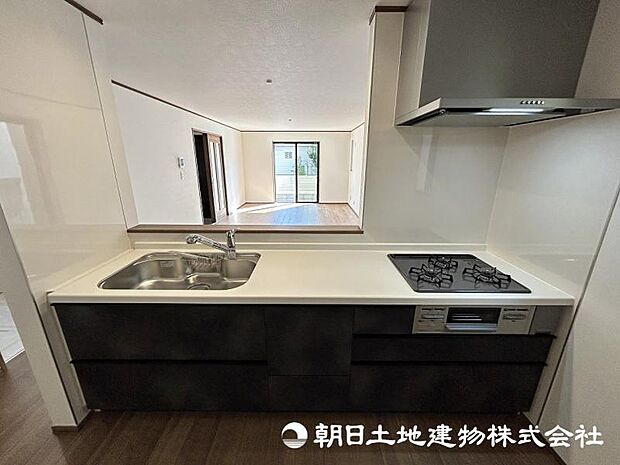 <キッチン>冷蔵庫や食器棚を置いても広い家事スペースを確保しています。