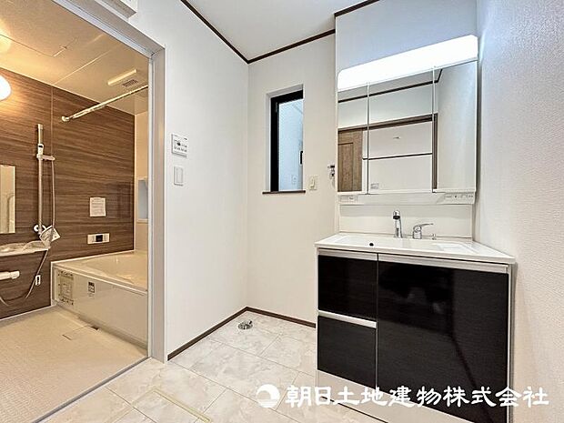 <洗面室>キッチン横から使え家事動線がスムーズです。