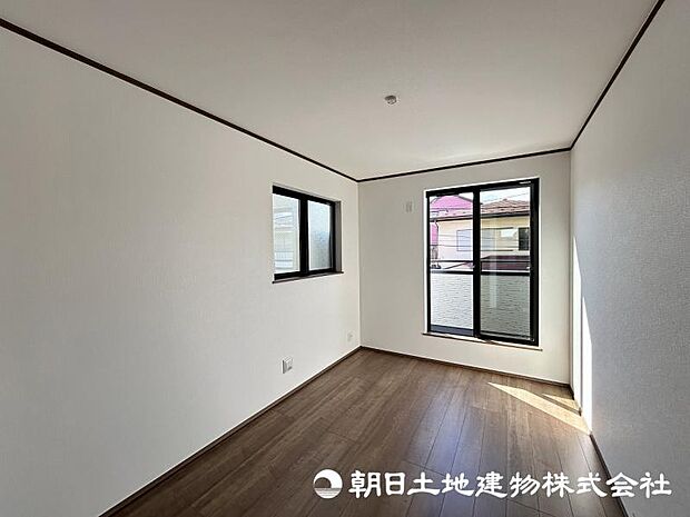 <洋室>バルコニーに面した明るい洋室6帖です。