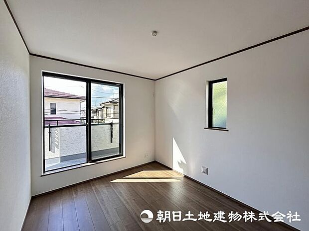 <洋室>2部屋からバルコニーを使えて便利です。