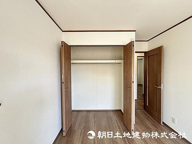 <収納>各洋室にクローゼットがありお洋服をすっきりと収納できます。
