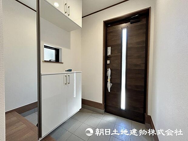 <玄関>お出かけ前の身だしなみをチェックできるミラー付きです。