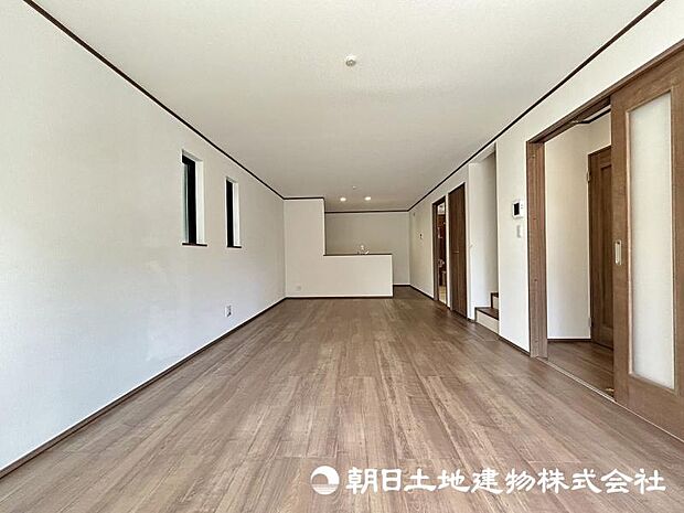 <ダイニング>対面キッチン前の広いダイニングスペースでお食事を召し上がっていただけます。