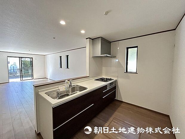 <キッチン>お料理中も会話が弾む明るい対面キッチンです。