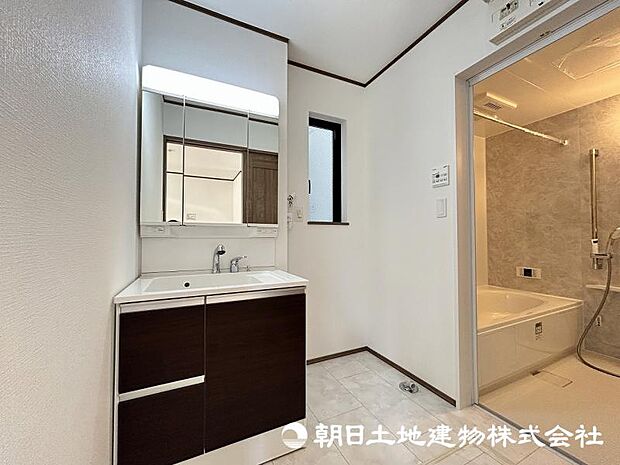 <洗面室>キッチン横から使え家事動線がスムーズです。