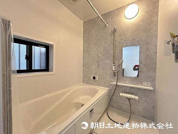 <浴室>1坪タイプの広いユニットバスです。