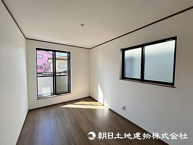 <洋室>バルコニーに面した明るい洋室6帖です。