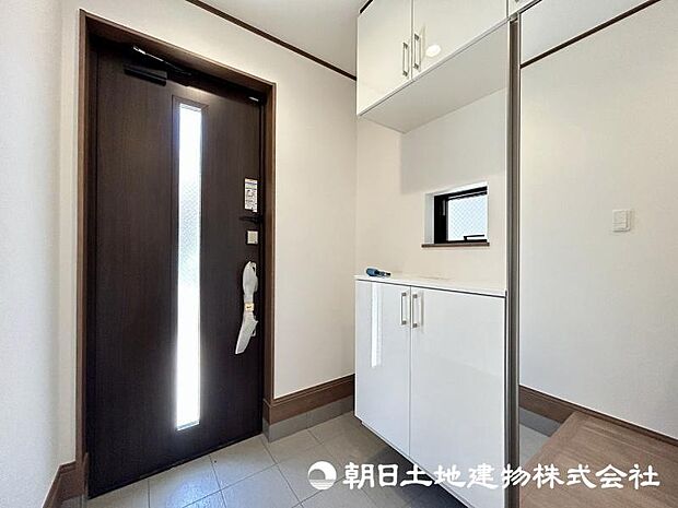 <玄関>身だしなみをチェックできるミラー付きです。