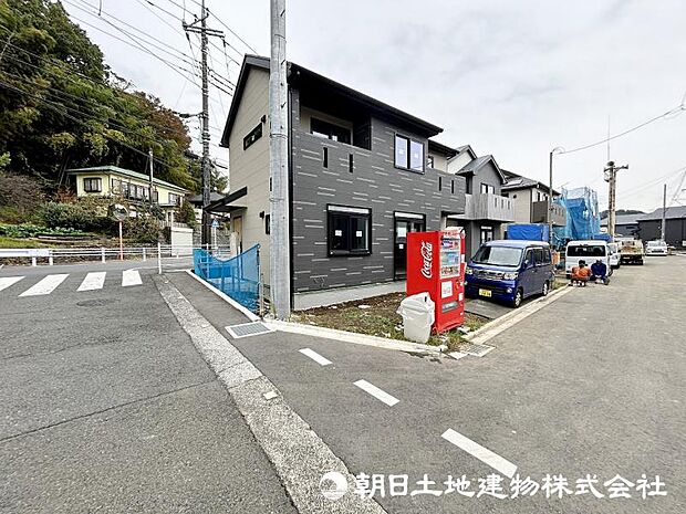 <現地>小田急多摩線「唐木田」駅行バス停徒歩1分で都心へのアクセスも良好です。