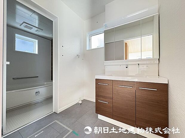 ＜洗面台＞キッチン背面から使え家事動線がスムーズです。