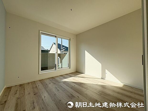 ＜洋室＞バルコニーに面した明るい洋室6帖です。