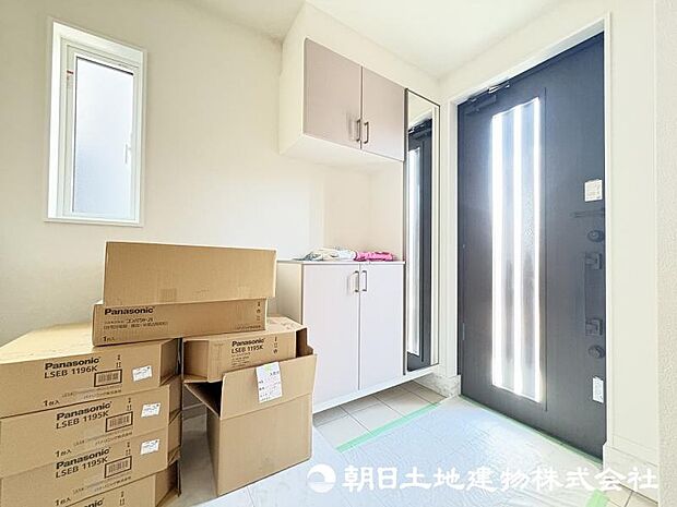 ＜玄関＞お出かけ前の身だしなみをチェックできるミラー付きです。