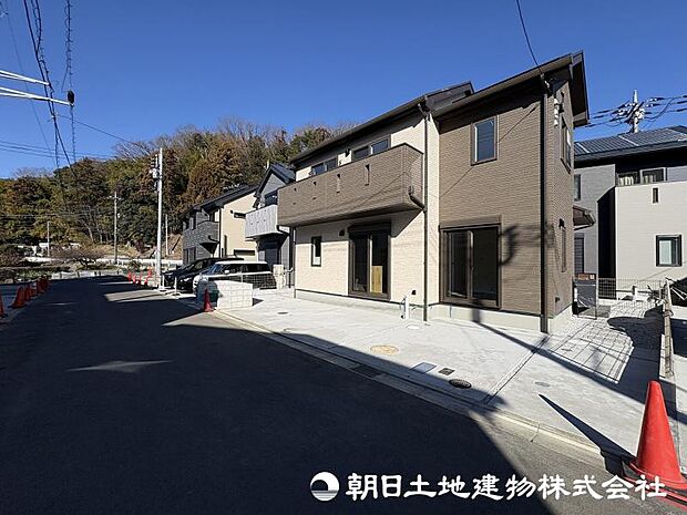 <外観>開発分譲地内の南西道路に面して陽当たり良好です。