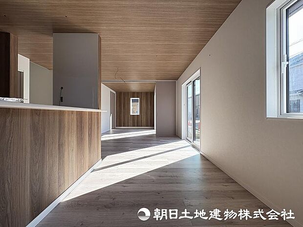 ＜ダイニング＞対面キッチン前の広いダイニングスペースでお食事を召しあがっていただけます。