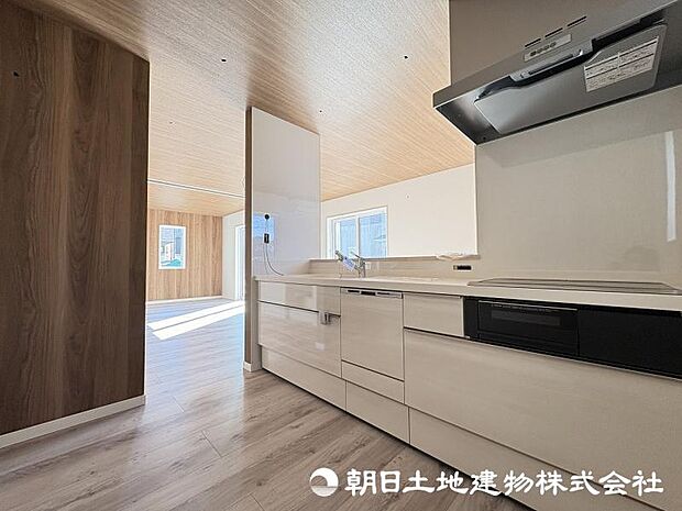 ＜キッチン＞お料理中も会話が弾む明るい対面キッチンです。