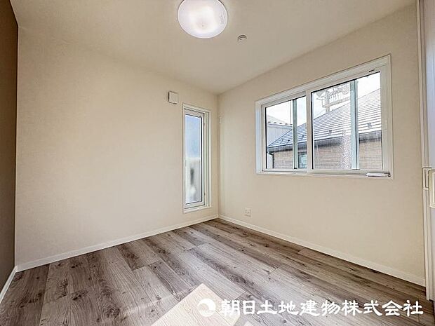 ＜洋室＞2方向に窓がある2面採光の明るい洋室です。