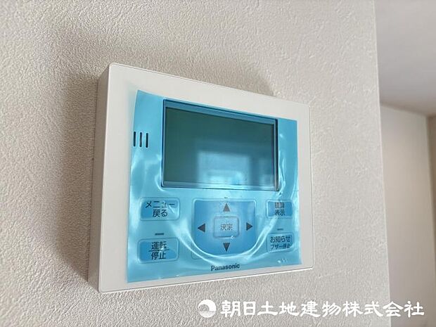 ＜太陽光コントローラー＞発電や売電が一目でわかる便利なモニター付きです。