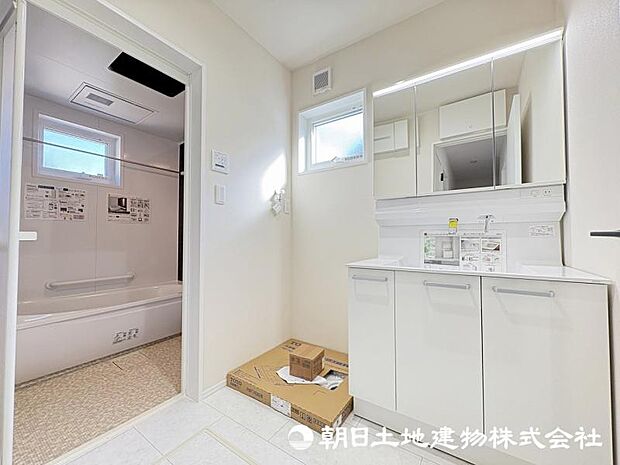 <洗面室>2階洗面室で洗濯をしてそのままバルコニーでお洗濯物を干せます。