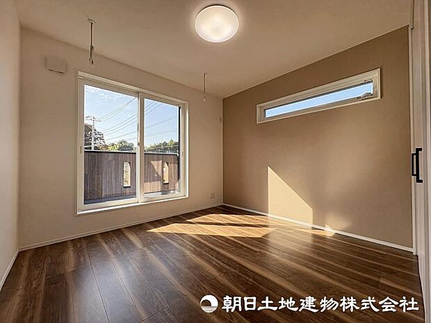 <主寝室>バルコニーに面した明るい主寝室7帖です。