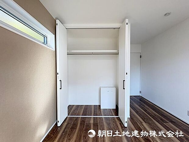 <収納>各洋室にクローゼットがありお洋服をすっきりと収納できます。