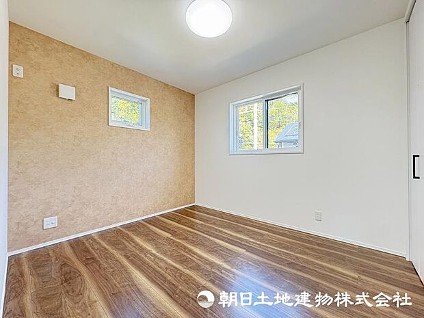 <洋室>2方向に窓がある明るい2面採光のお部屋でお過ごしいただけます。