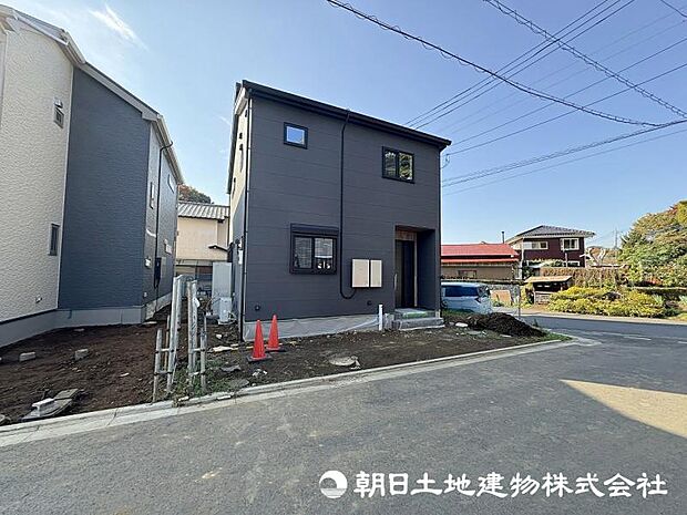 <外観>小田急多摩線「唐木田」駅行のバス停徒歩1分で都心へのアクセスも良好です。
