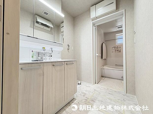 ＜洗面台＞すっきりと収納ができる三面鏡タイプの洗面台です。