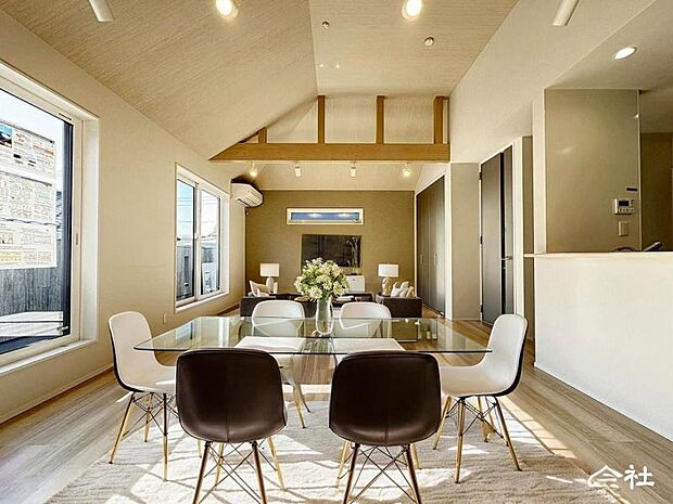 ＜ダイニング＞対面キッチン前の広いダイニングスペースでお食事を召しあがっていただけます。