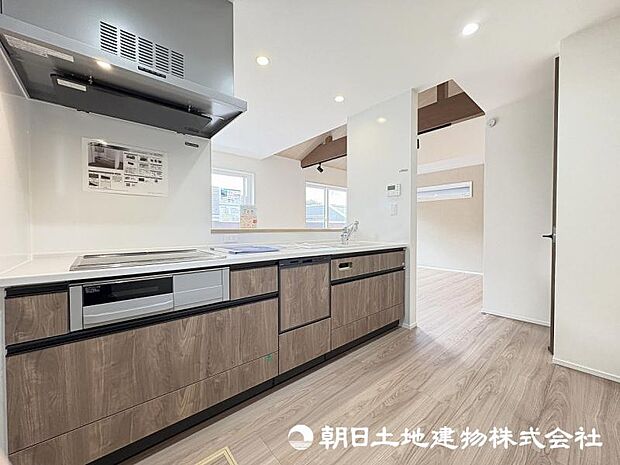 ＜キッチン＞お料理中も会話が弾む明るい対面キッチンです。