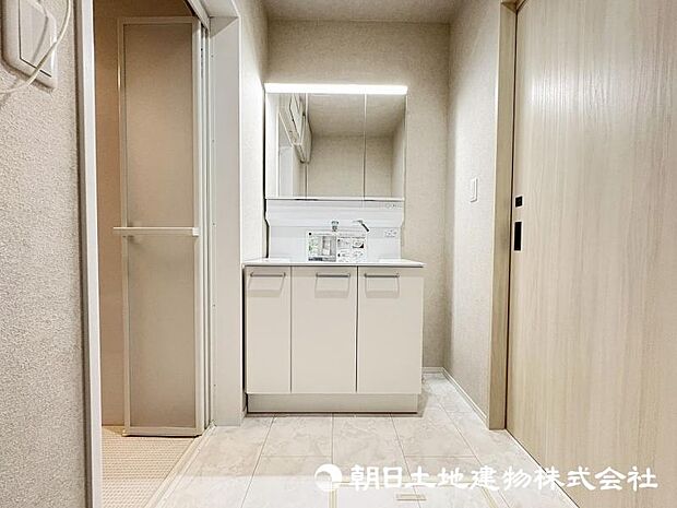 ＜洗面台＞すっきりと収納ができる三面鏡タイプの洗面台です。