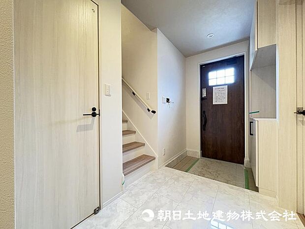 ＜玄関＞靴をすっきりと整理整頓できるシューズボックスも便利です。