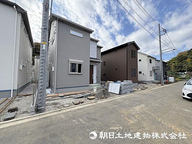 ＜外観＞小田急多摩線「唐木田」駅行バス停徒歩1分で都心へのアクセスも良好です。