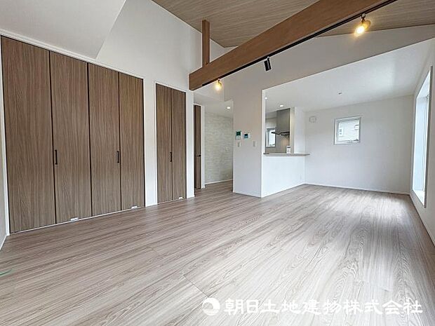 ＜リビング＞三方向に窓がある明るいＬＤＫ16.9帖です。あると便利なリビング収納も魅力です。