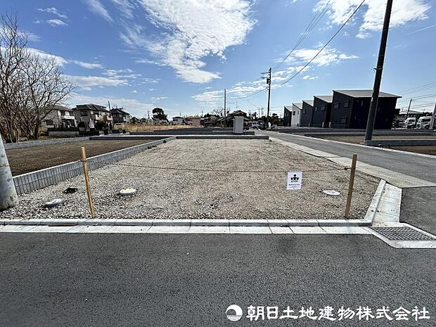 ＜現地＞南西・北西角地に面して陽当たり良好です。