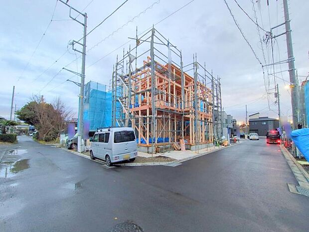 ＜現地＞南西・北西角地に面して陽当たり良好です。