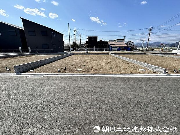 ＜現地＞開発分譲地内で交通量の少ない幅員5ｍ道路に面して安心いただけます。