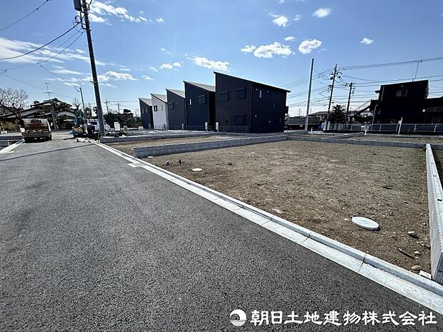 ＜現地＞勾配天井で開放感のあるＬＤＫ19帖でお寛ぎいただけます。