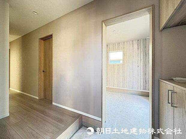 <玄関>自転車やキャンプ用品を置ける広い土間スペースとつながります。