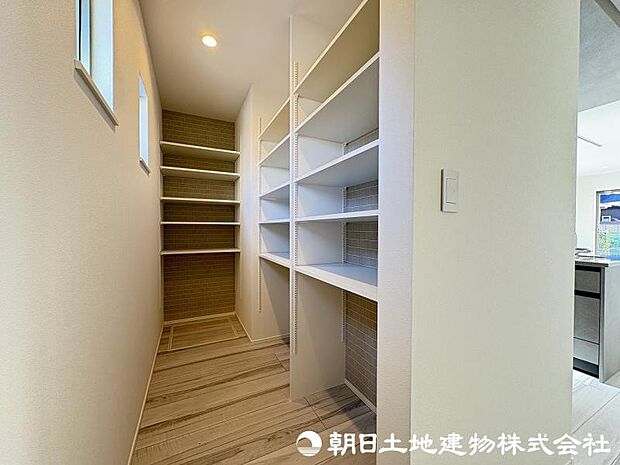 ＜パントリー＞キッチン背面に日用品や食料品をストックできる大型パントリーがあり便利です。