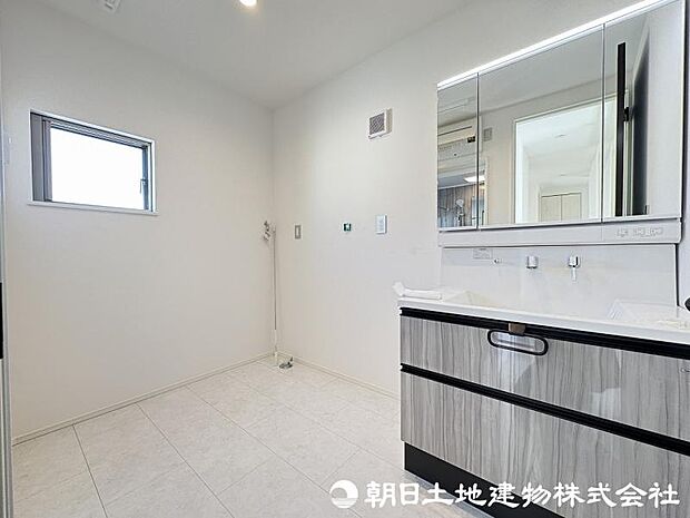 ＜洗面台＞すっきりと収納ができる三面鏡タイプの洗面台です。