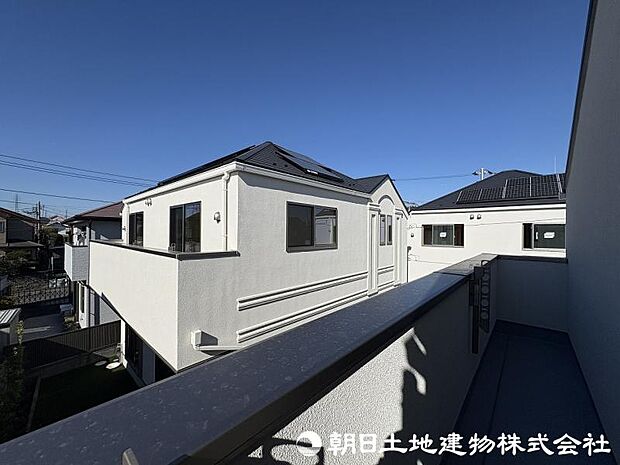 ＜バルコニー＞主寝室から使えるバルコニーはゆったりとお洗濯物を干せます。