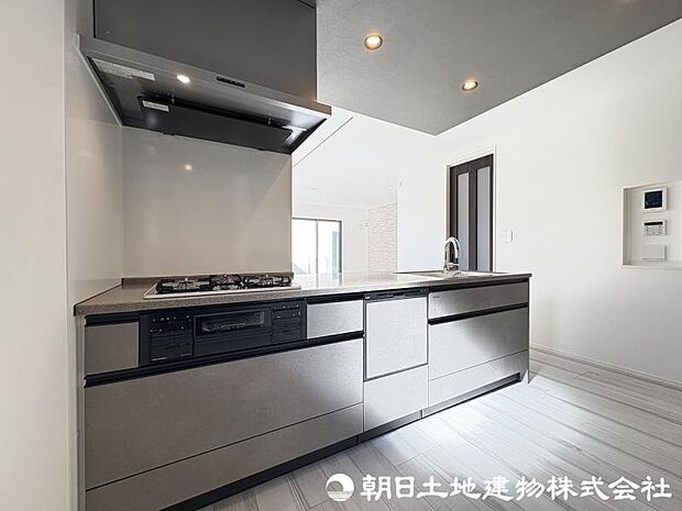 ＜キッチン＞お料理中もご家族様との会話が弾む明るい対面キッチンです。