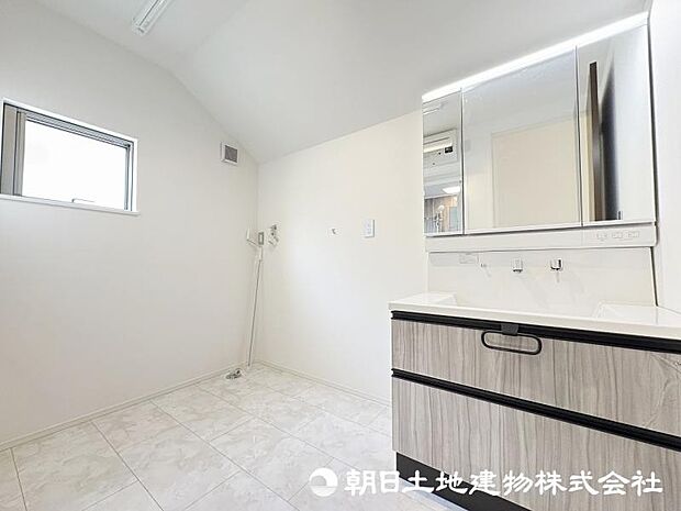 ＜洗面室＞室内干しもできるホスクリーンを標準装備しています。