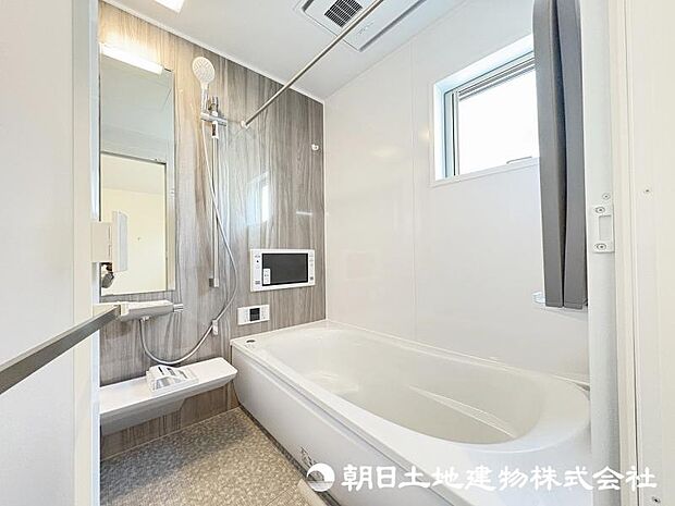 ＜浴室＞1坪タイプの広いユニットバスです。